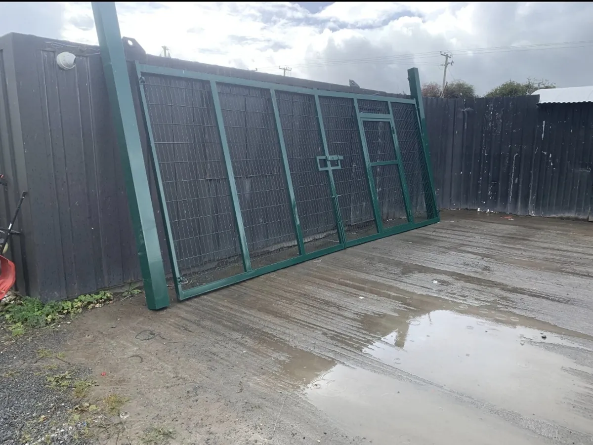 3m x 2.4m Green Mesh Gate - Image 1