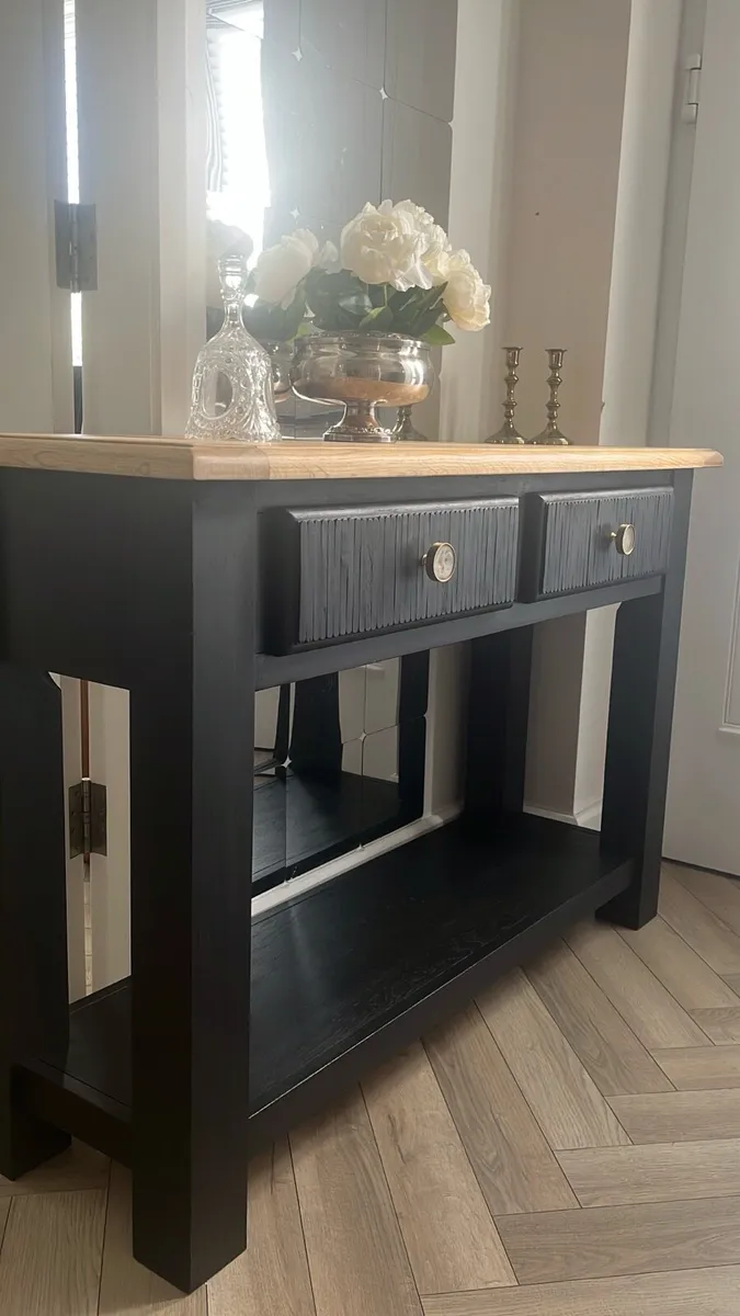 Profesionally upcycled solid oak side table - Image 1
