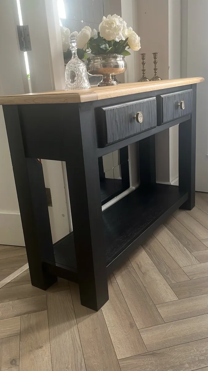 Profesionally upcycled solid oak side table - Image 2