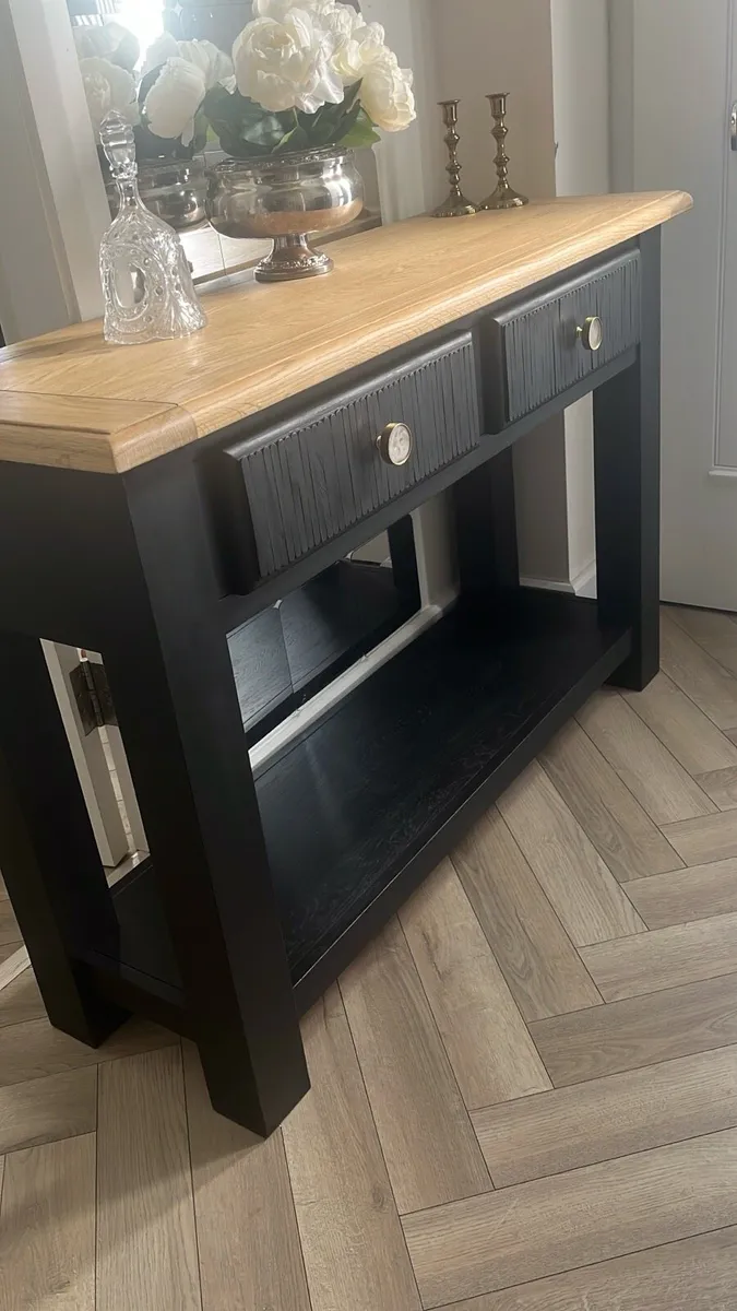 Profesionally upcycled solid oak side table - Image 3