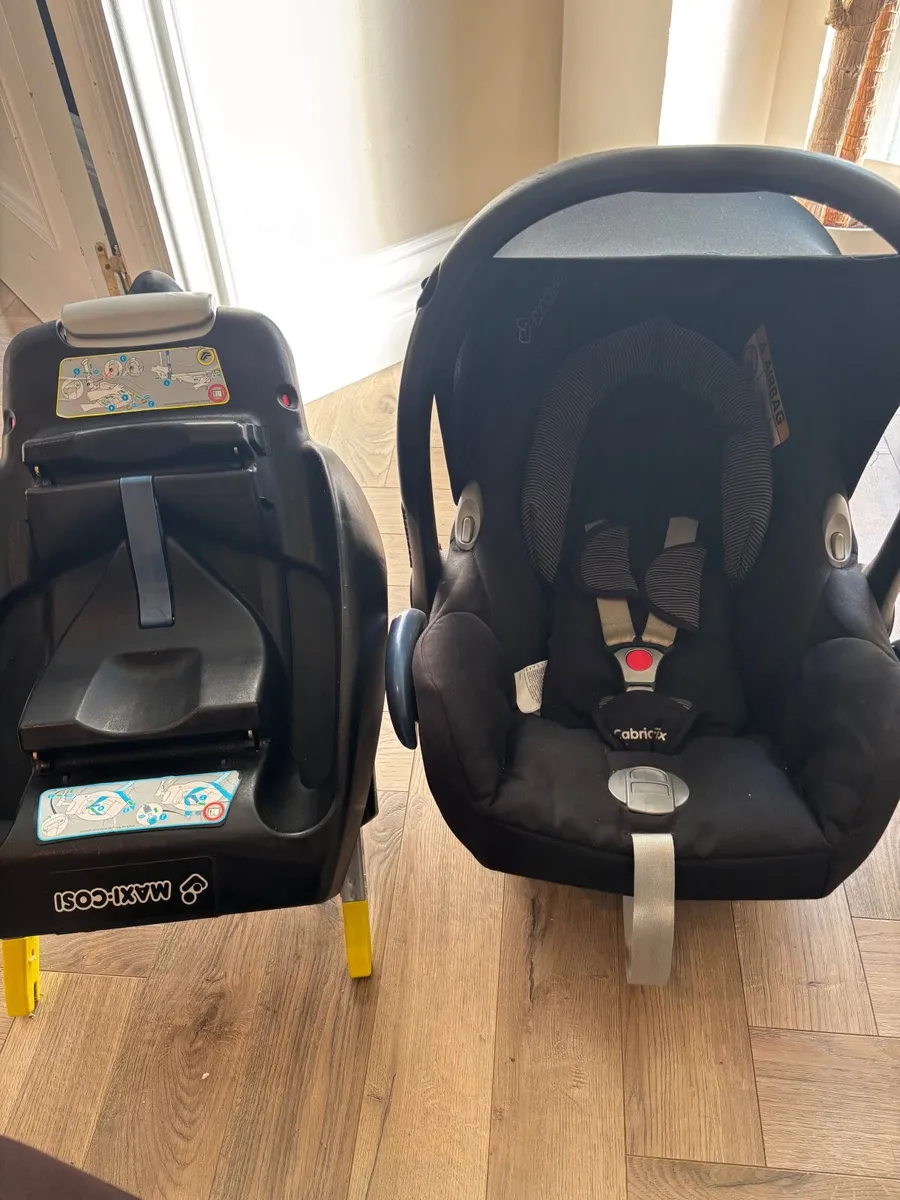 Maxi cosy cabrio fix car seat and base - Image 1