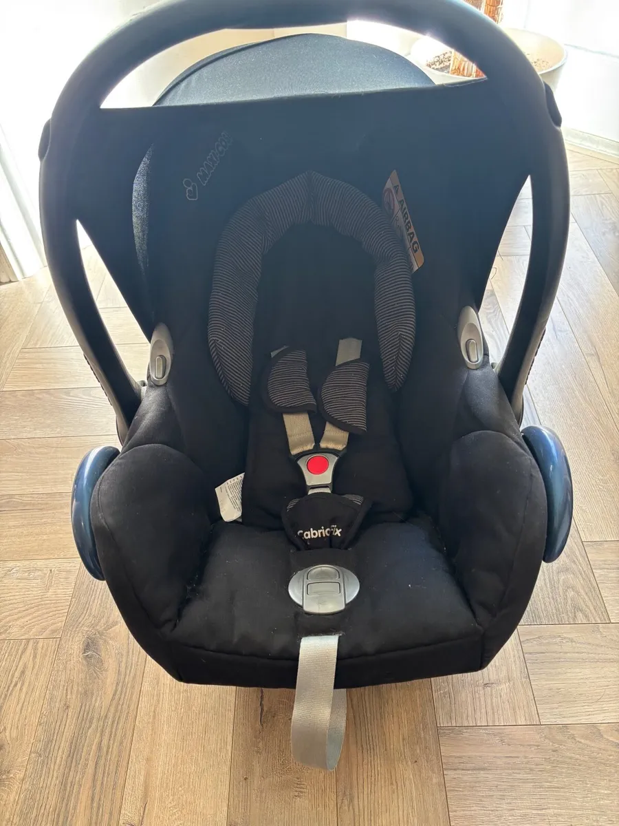 Maxi cosy cabrio fix car seat and base - Image 2