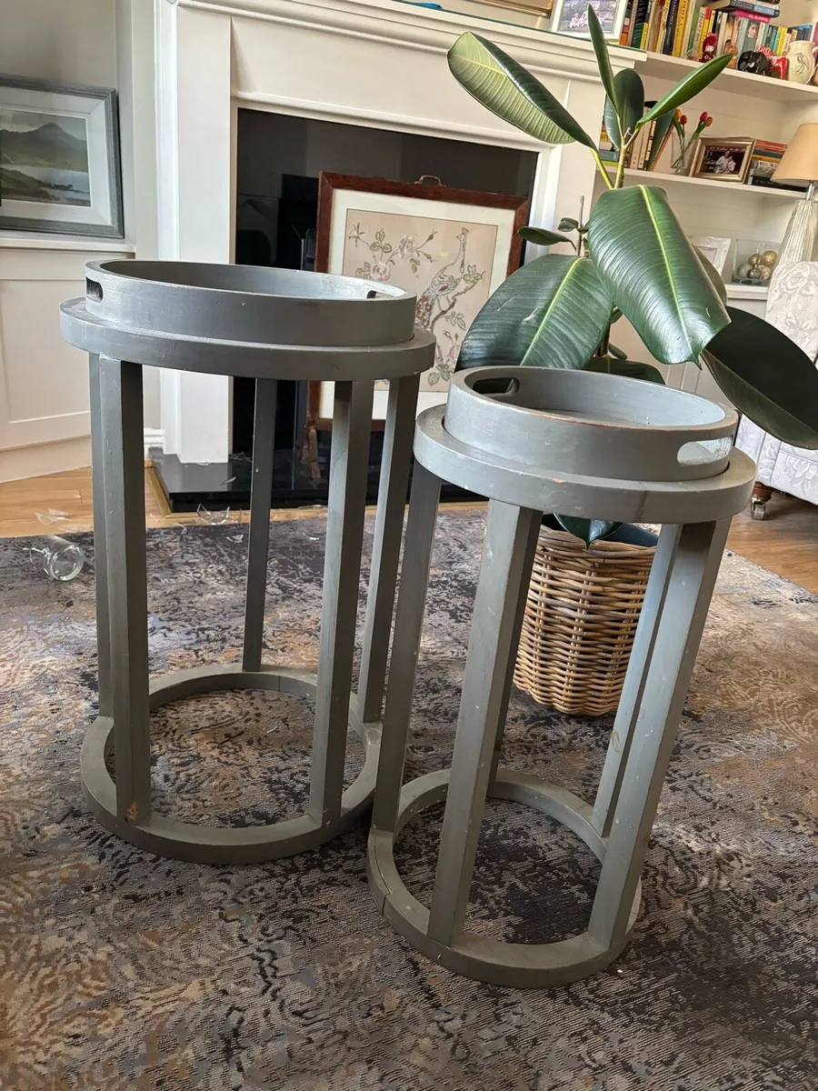 MEADOWS AND BYRNE occasional table set - Image 1