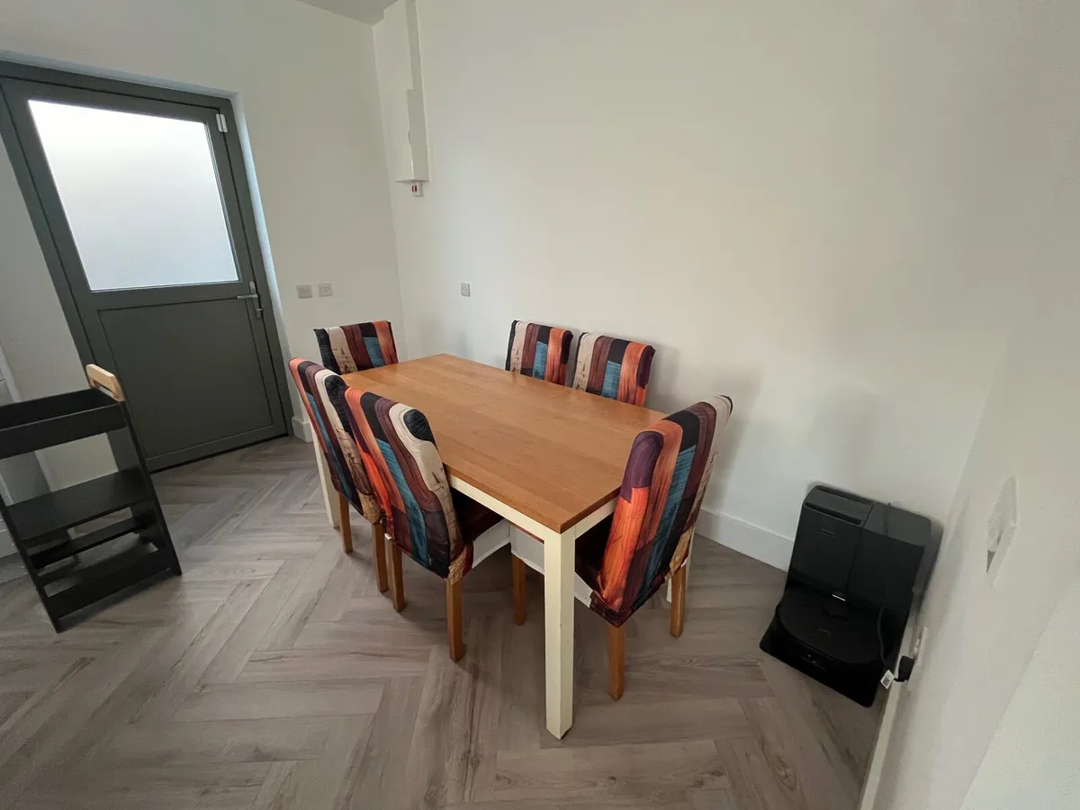 Table and chairs - Image 1