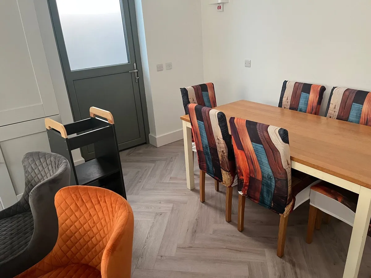 Table and chairs - Image 2