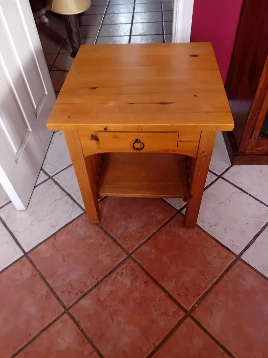 Pine hall table and table lamp - Image 1
