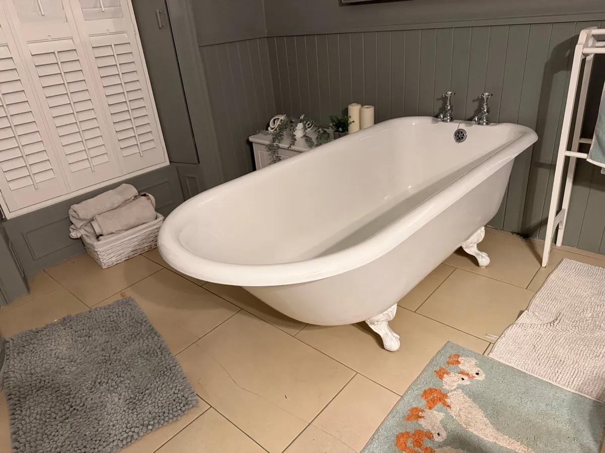 Victorian style free standing bath tub - Image 1