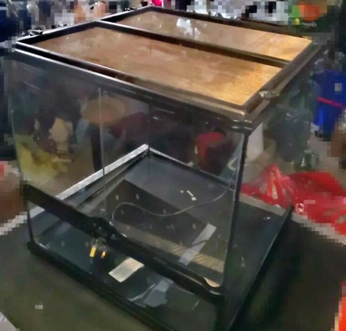 Reptile tank with heating pad