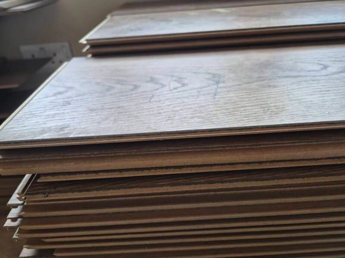 laminate floor - Image 1