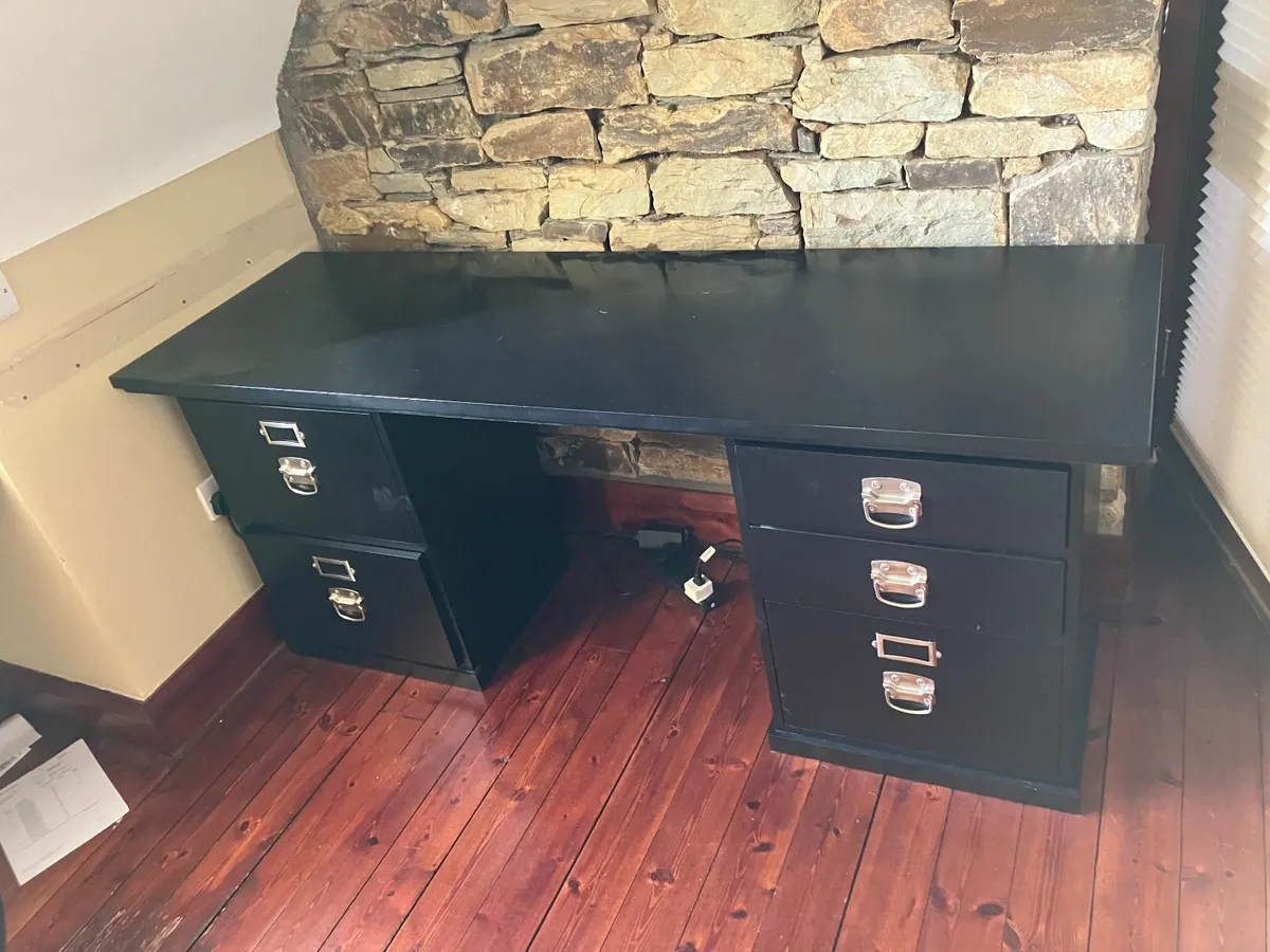 Office desk and chair - Image 1