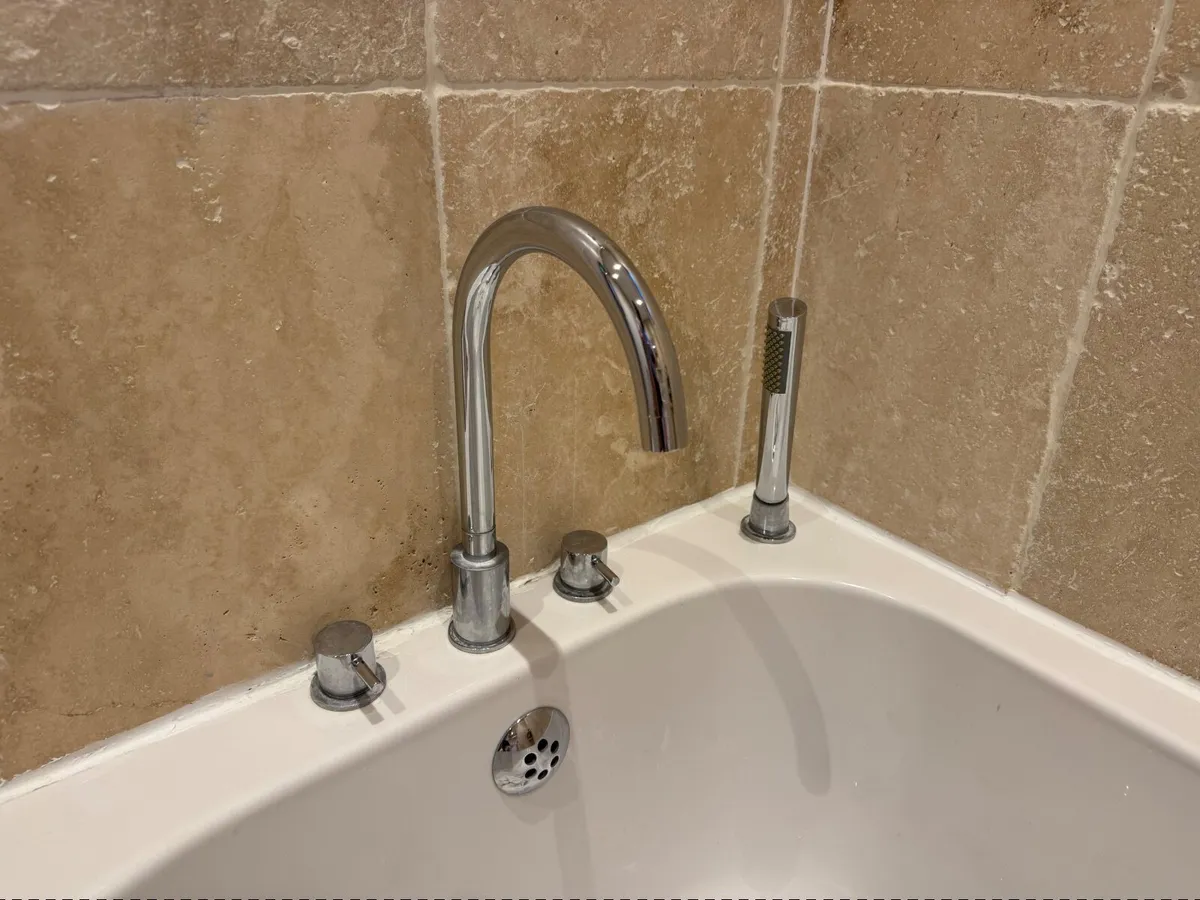 Bathroom 4-hole tap shower - Image 1