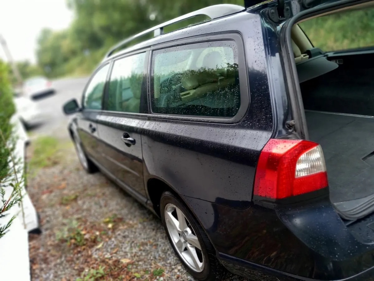 Volvo V70 2009 - Image 2