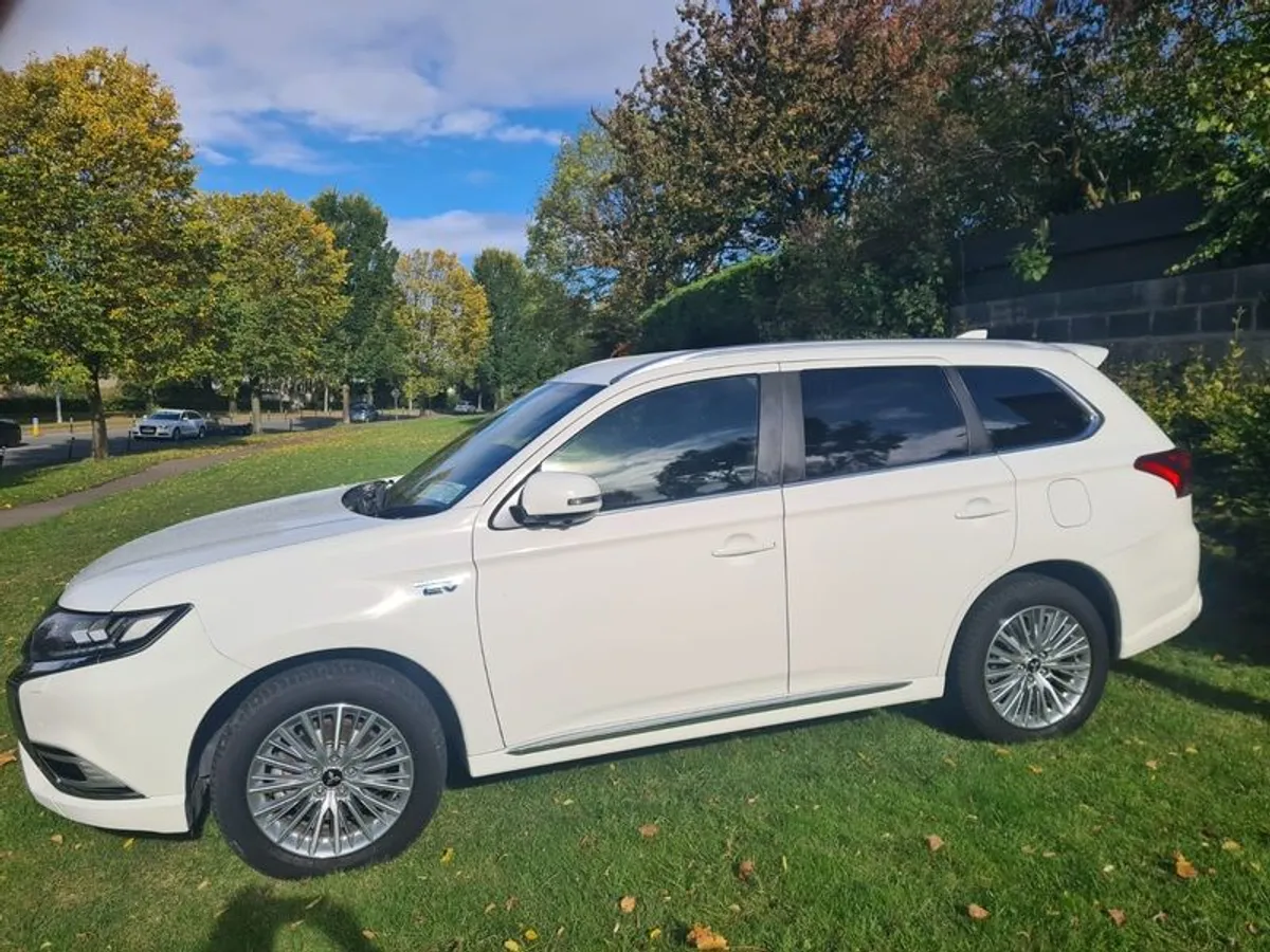 2019 Mitsubishi Outlander - Image 2