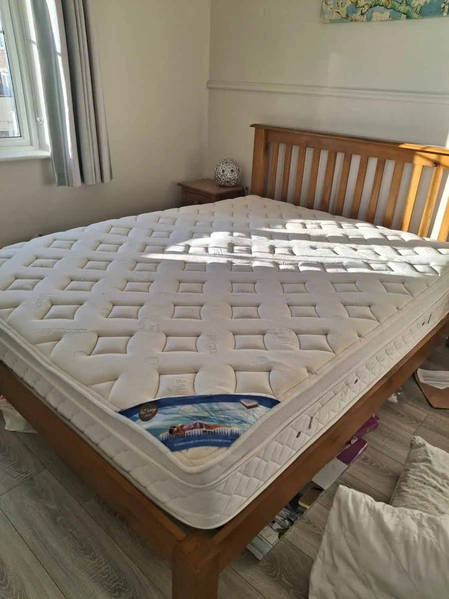 King bedframe  & matching lockers - Image 4