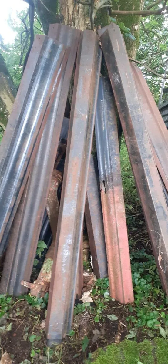 Cast iron spouting 600' Bangor slates chimney pots - Image 1