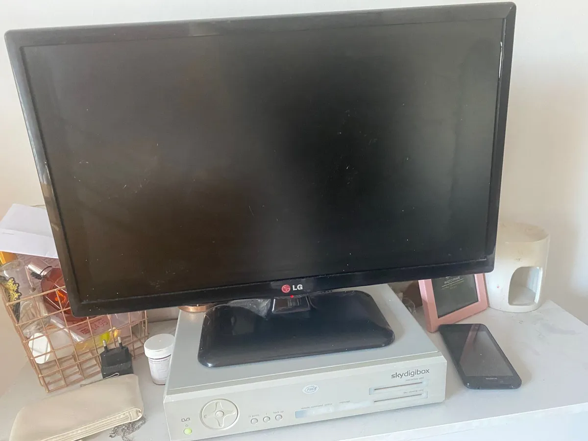 Tv and sky box - Image 2