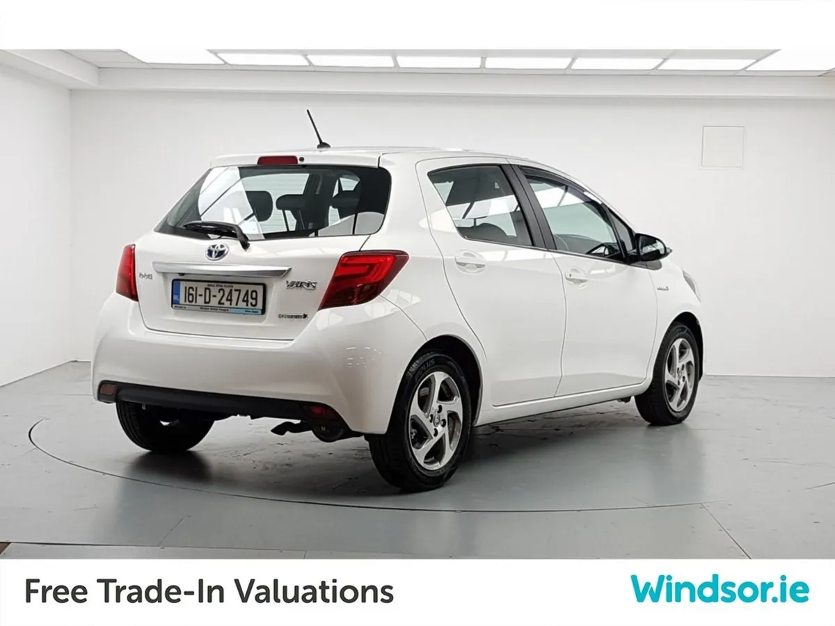 Toyota Yaris Hybrid Luxury - Image 3