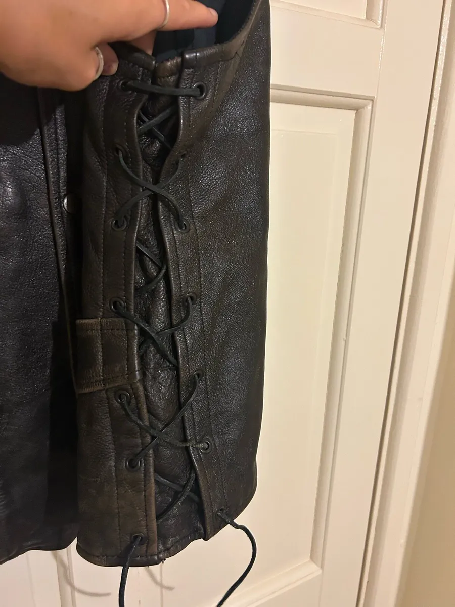Leather biker jacket sleeveless - Image 3