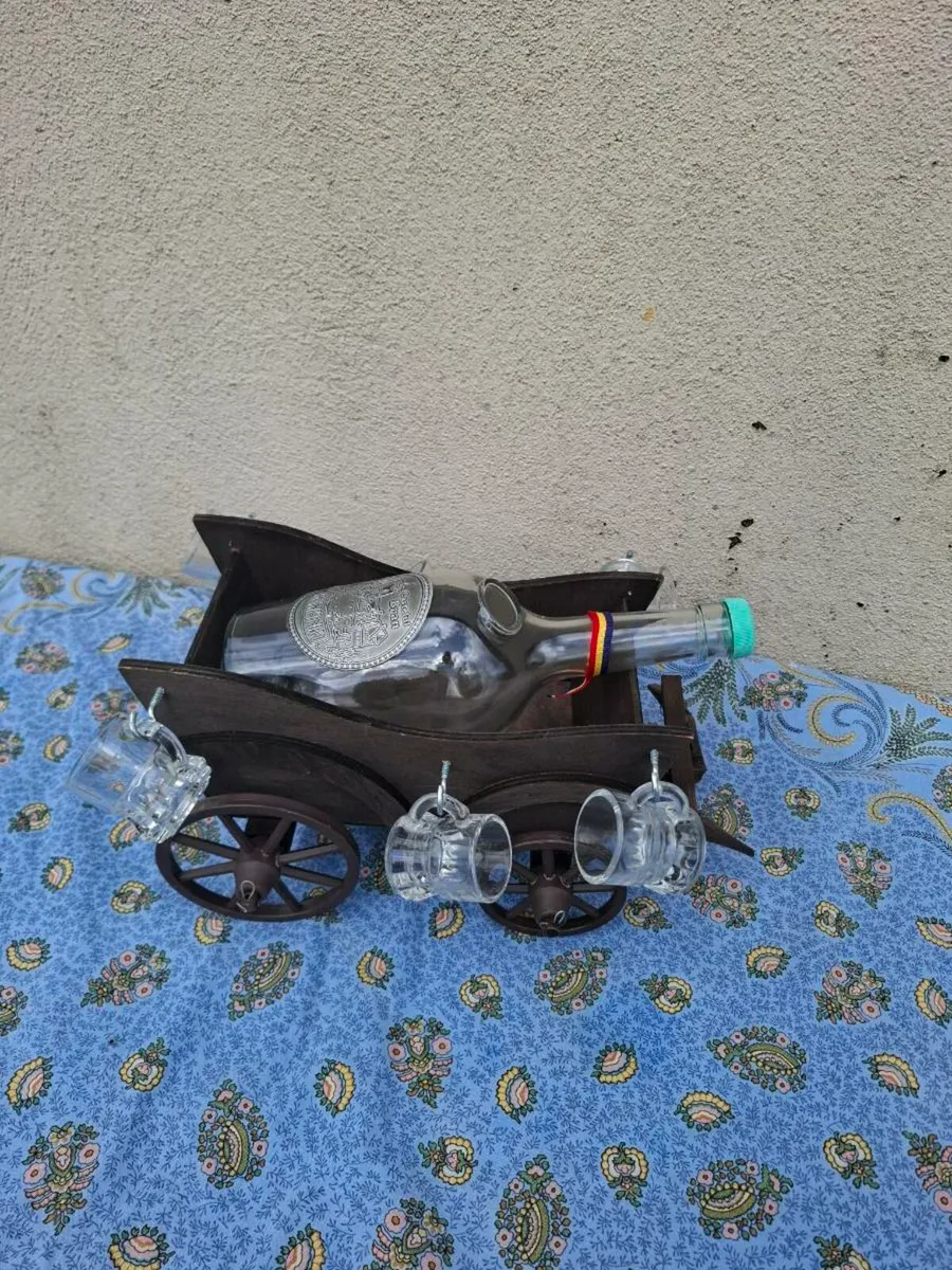 Bottle and glasses carriage possible to post
