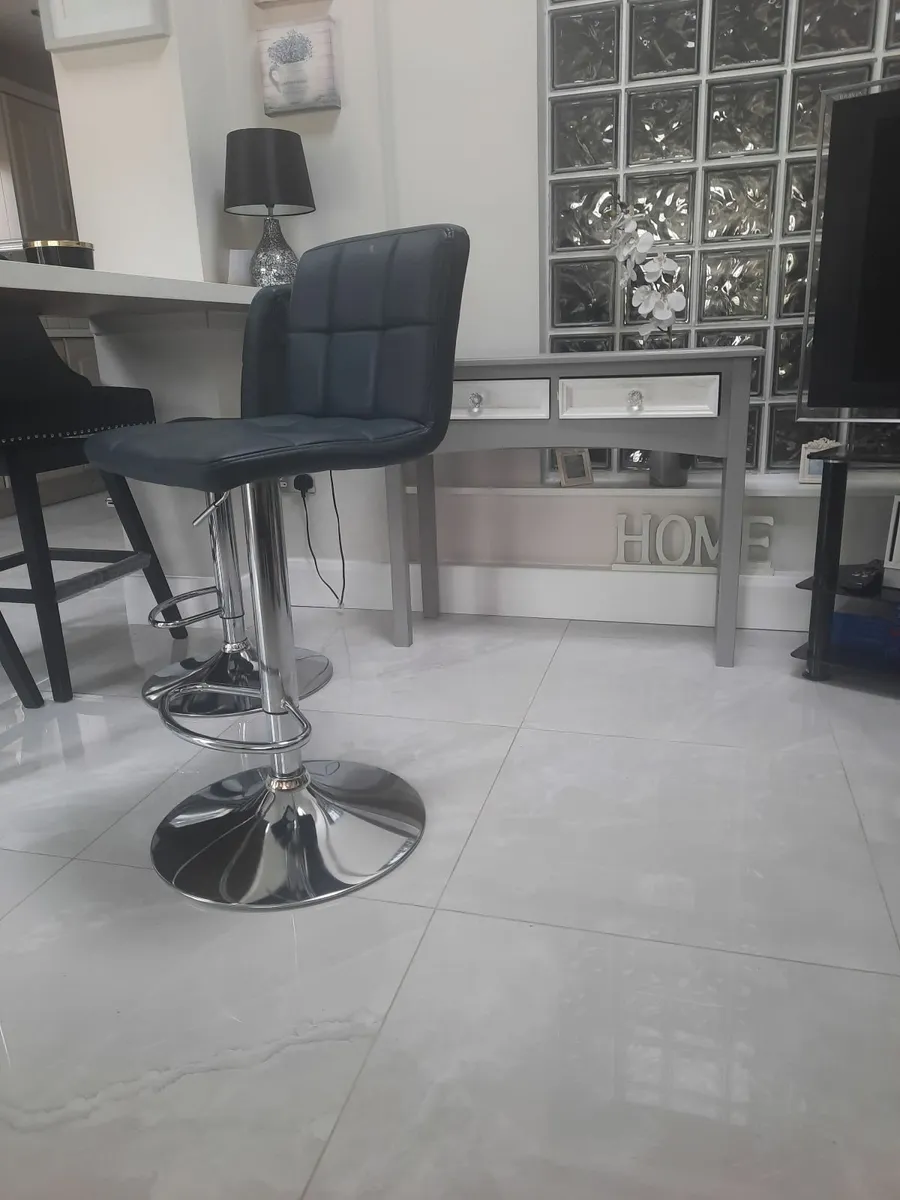 Hall table and two counter stools - Image 3
