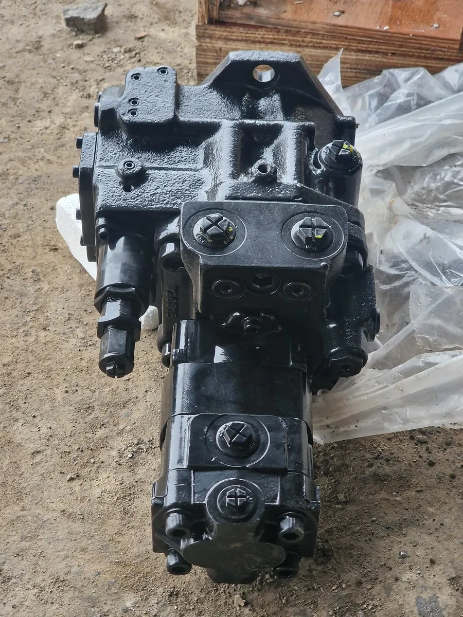 Kobelco Hydraulic Pump ( NEW UNUSED) - Image 1