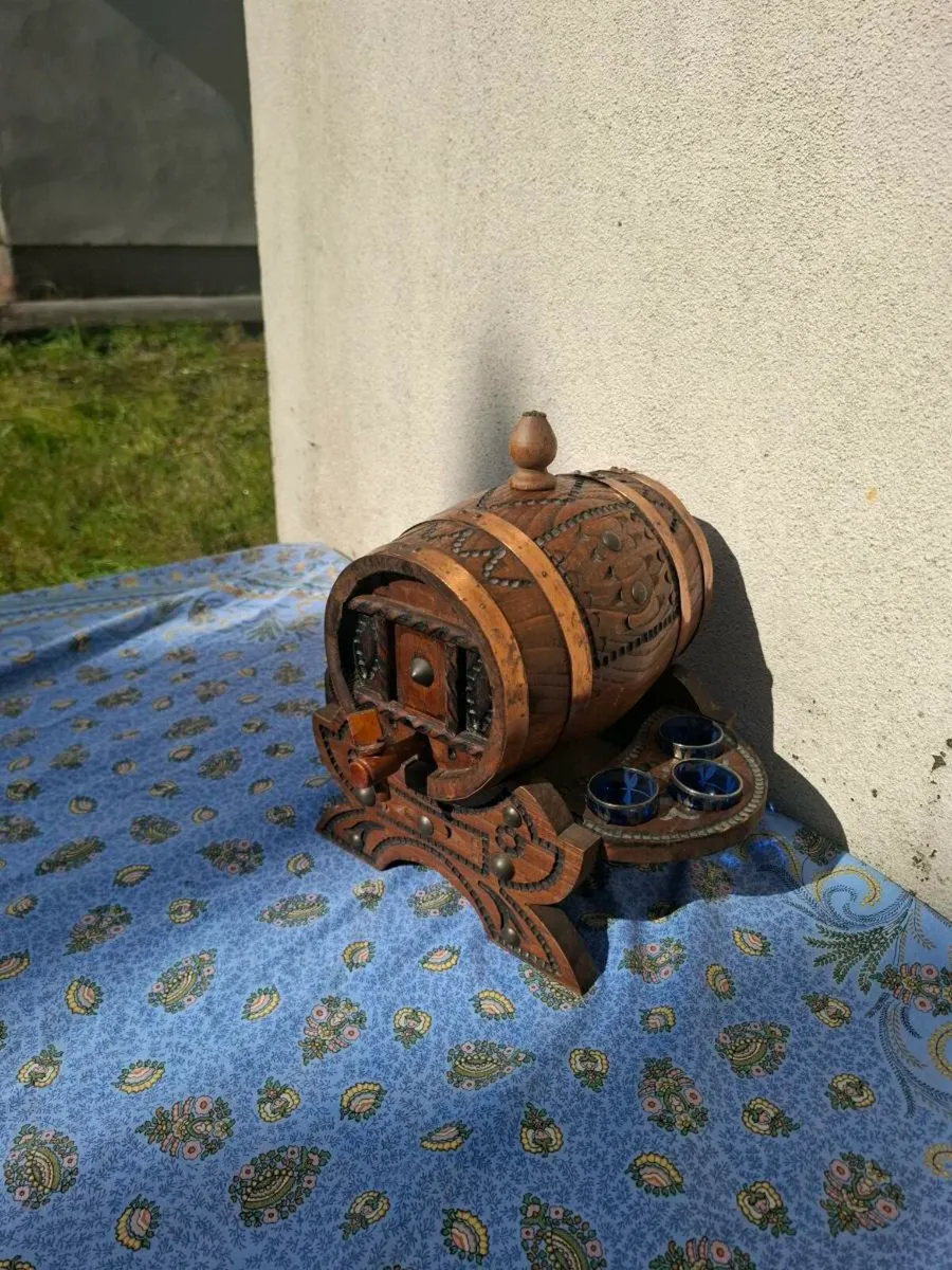 Musical wood barrel with glasses - Image 1