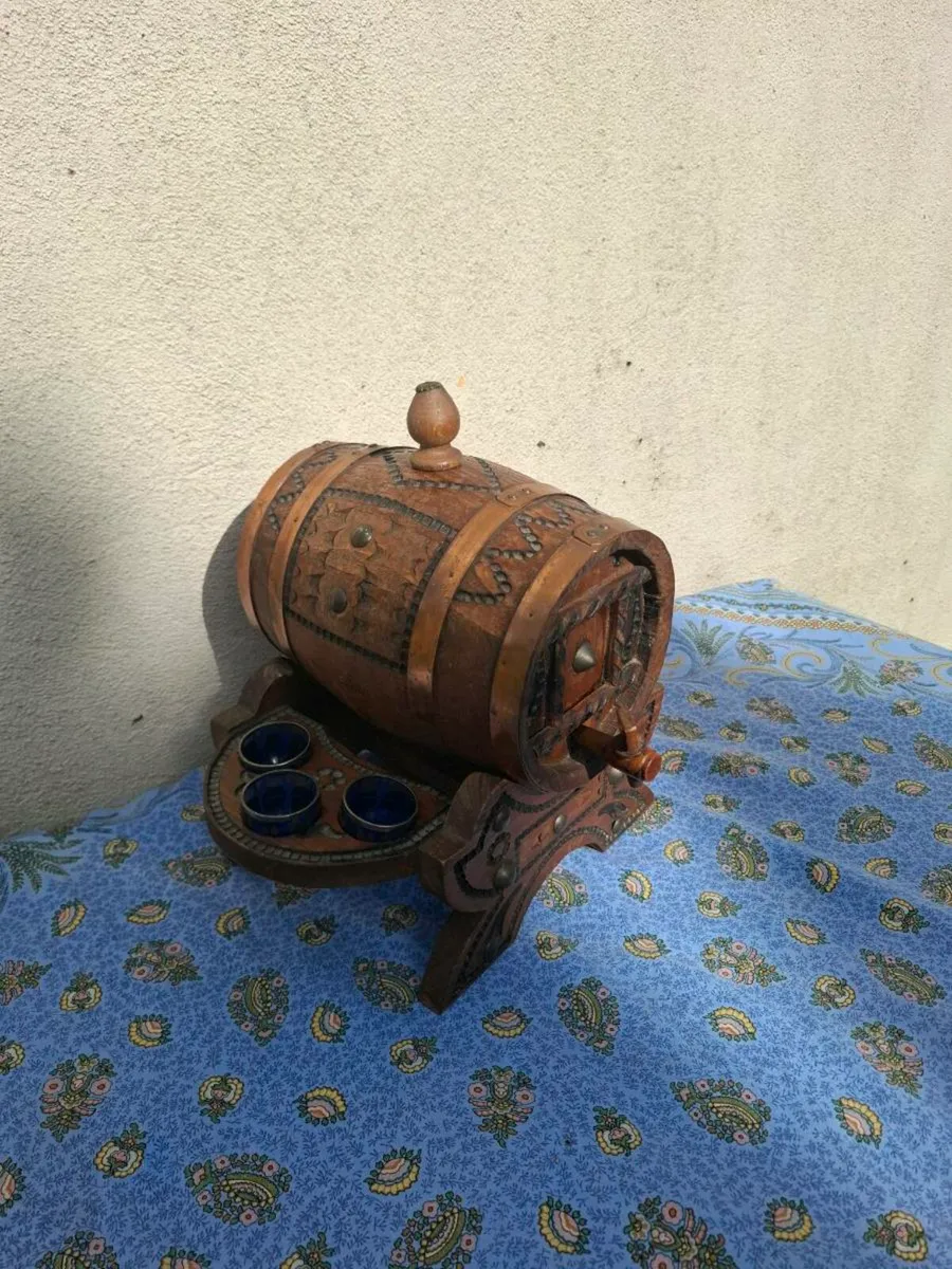 Musical wood barrel with glasses - Image 2