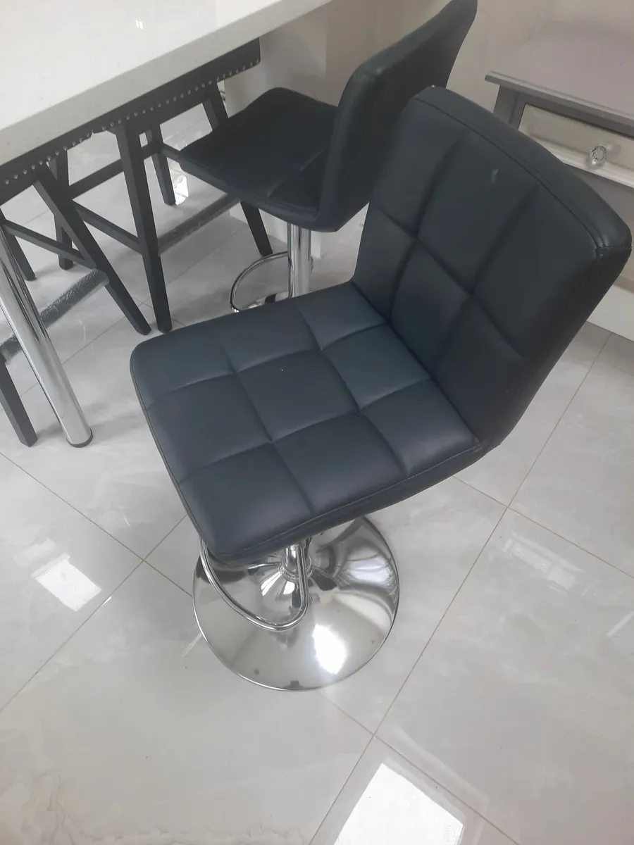Hall table and two counter stools - Image 1