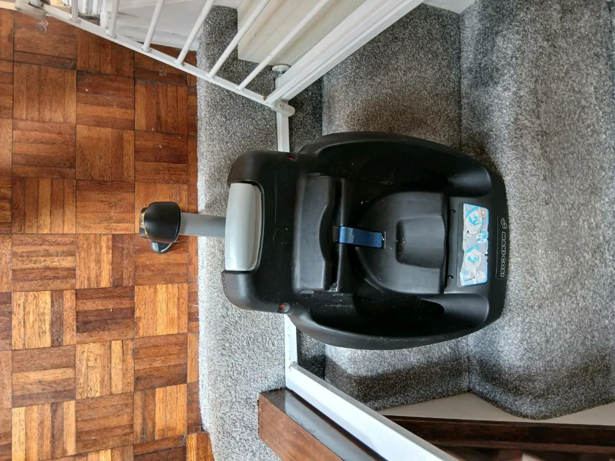Maxi cosi base and car seat - Image 2