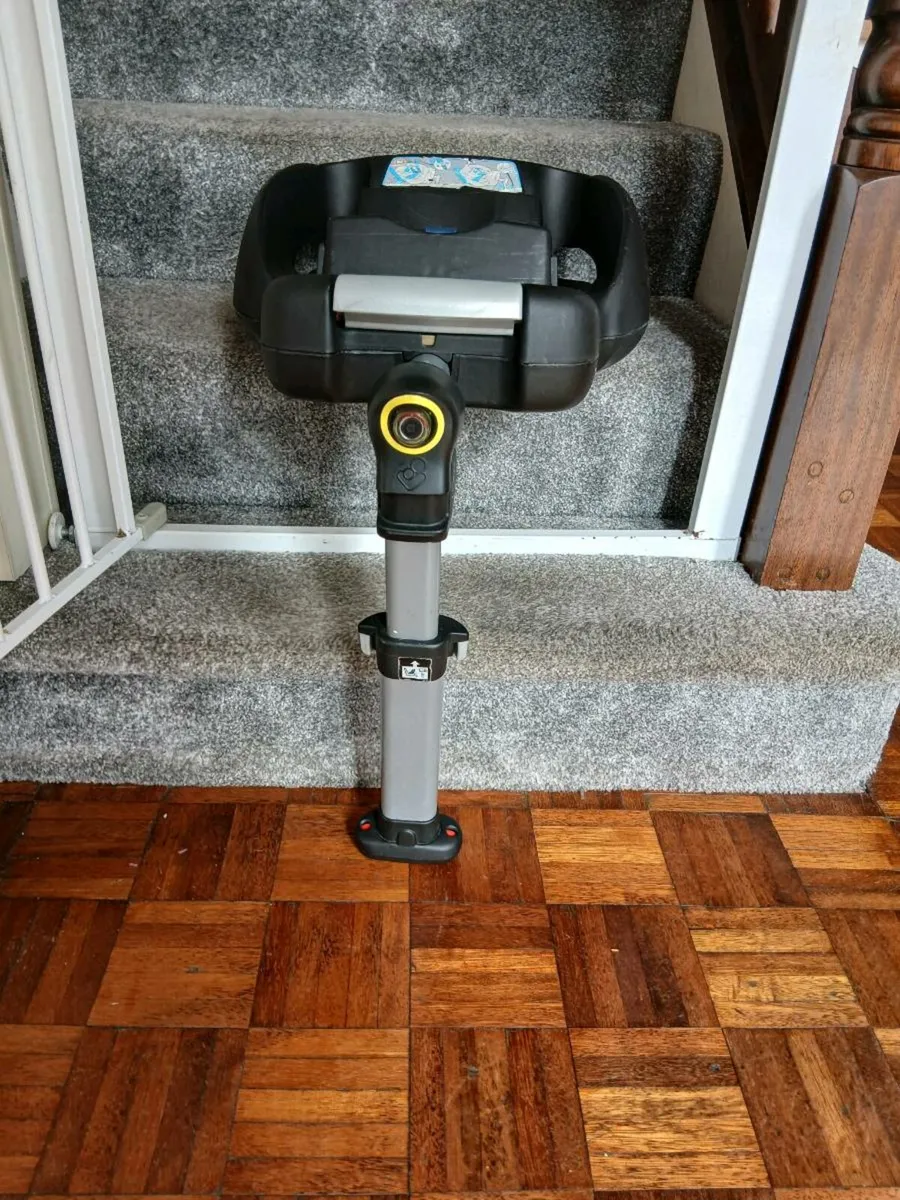 Maxi cosi base and car seat - Image 3