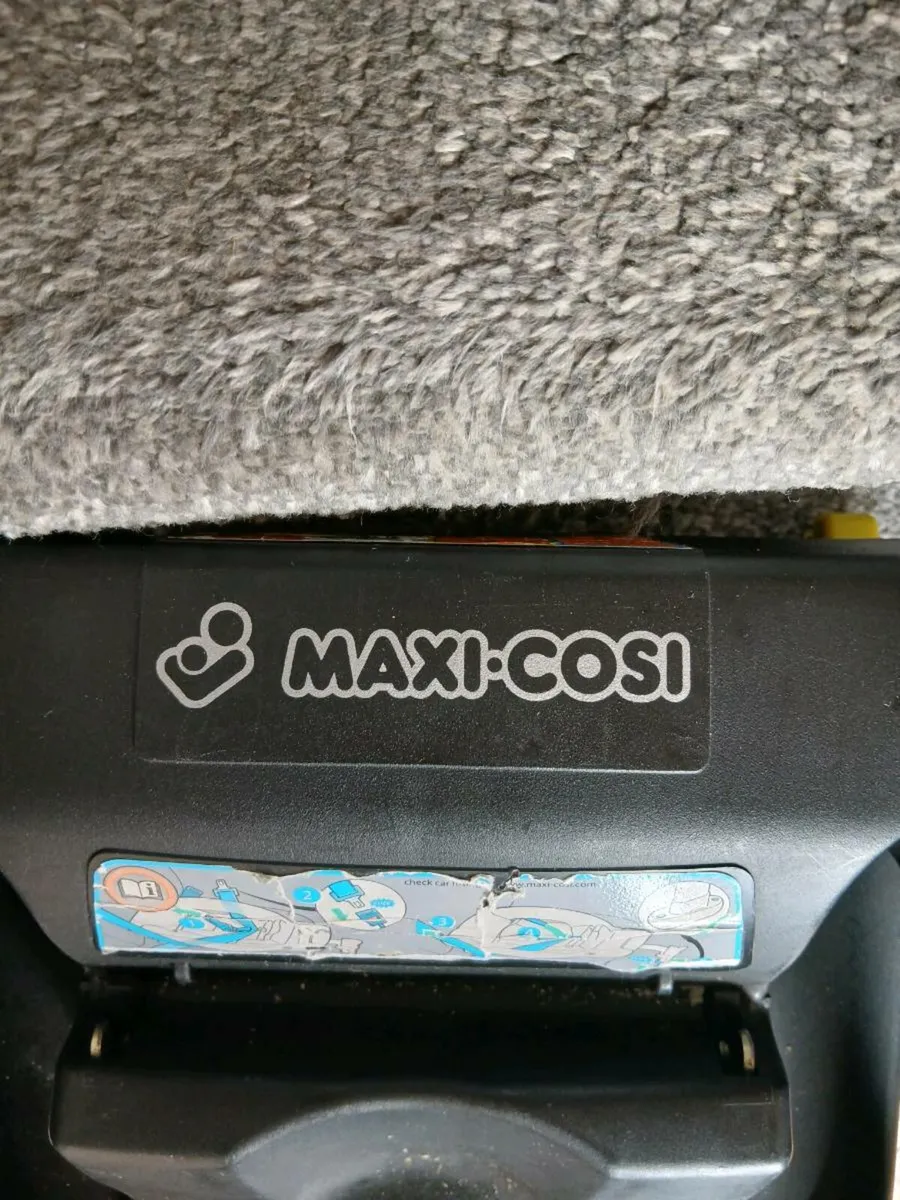 Maxi cosi base and car seat - Image 4
