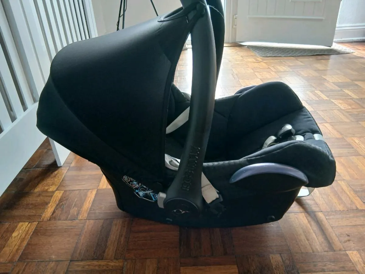 Maxi cosi base and car seat - Image 1