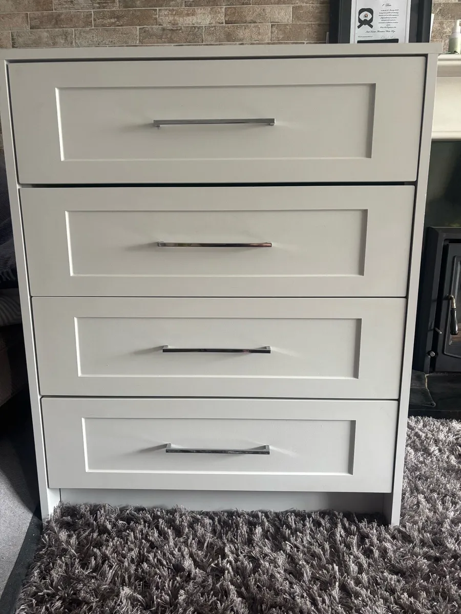 Chest of drawers