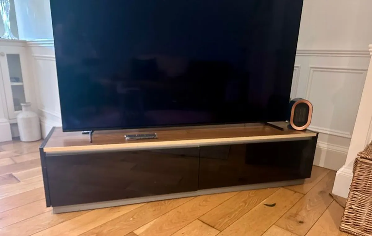 large TV unit - Image 1