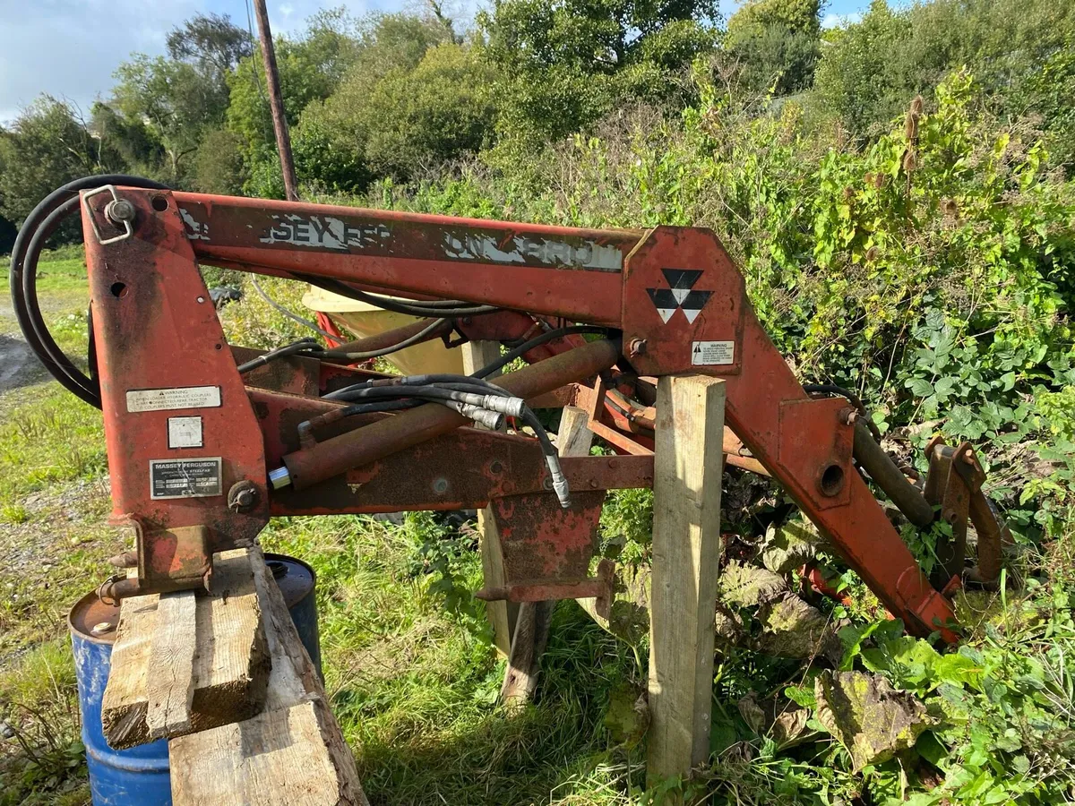 Massey Ferguson loader 880 - Image 1