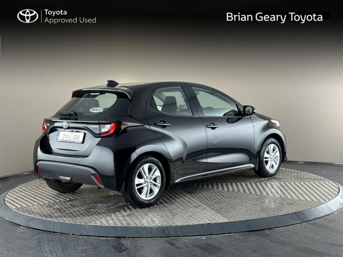 Toyota Yaris HYBRID LUNA - Image 2