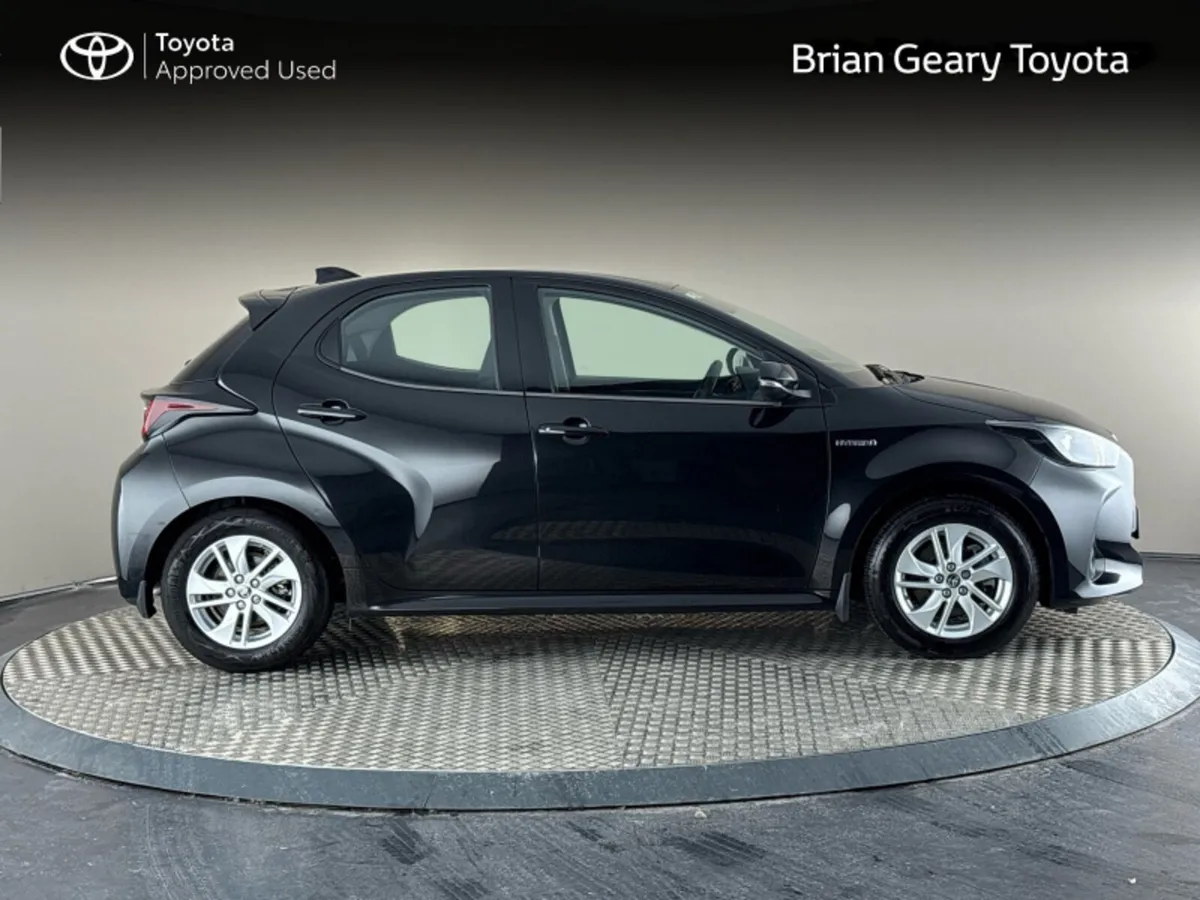Toyota Yaris HYBRID LUNA - Image 3