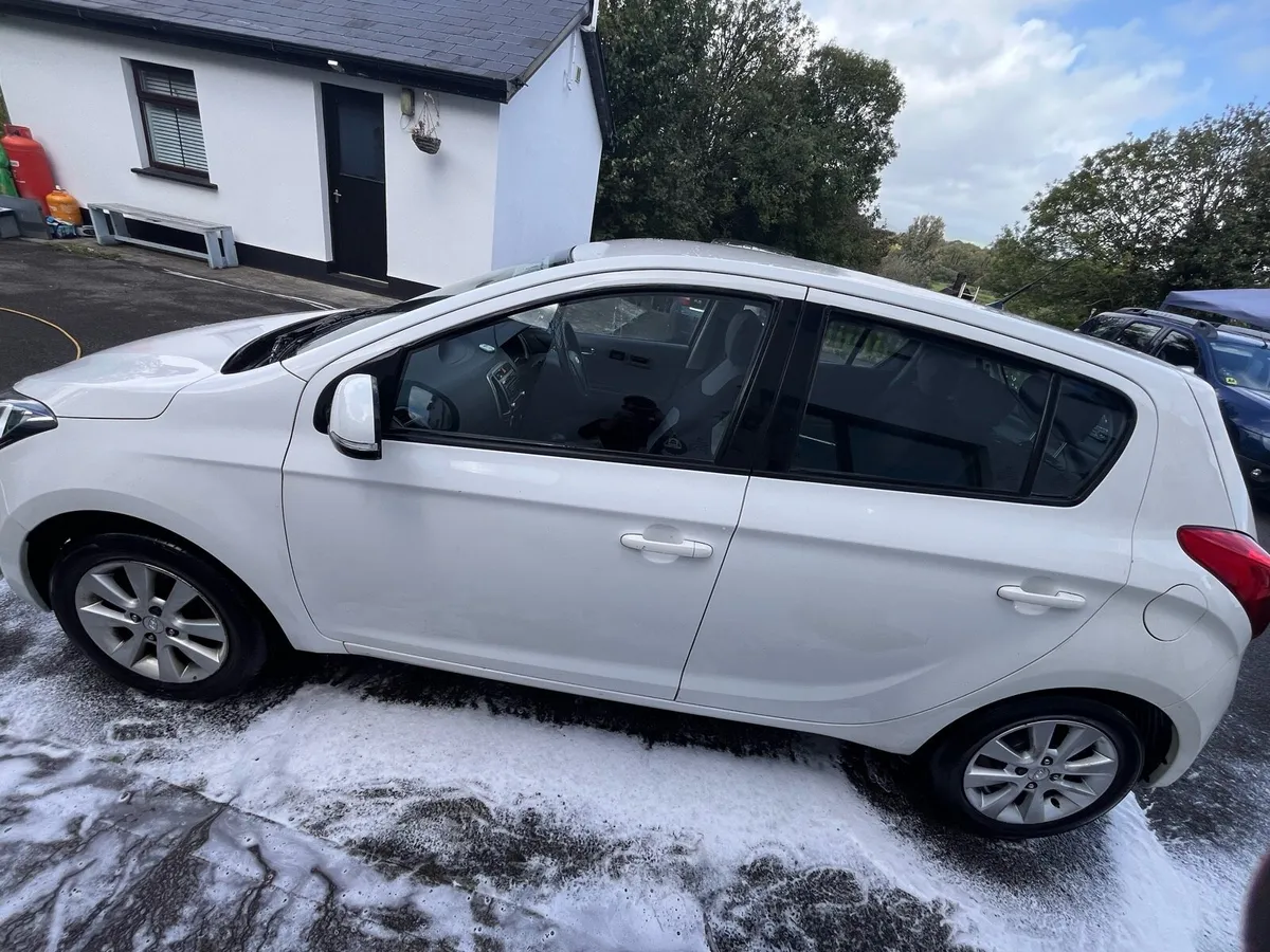 White Hyundai I20 Hatchback 1.2L - Image 2