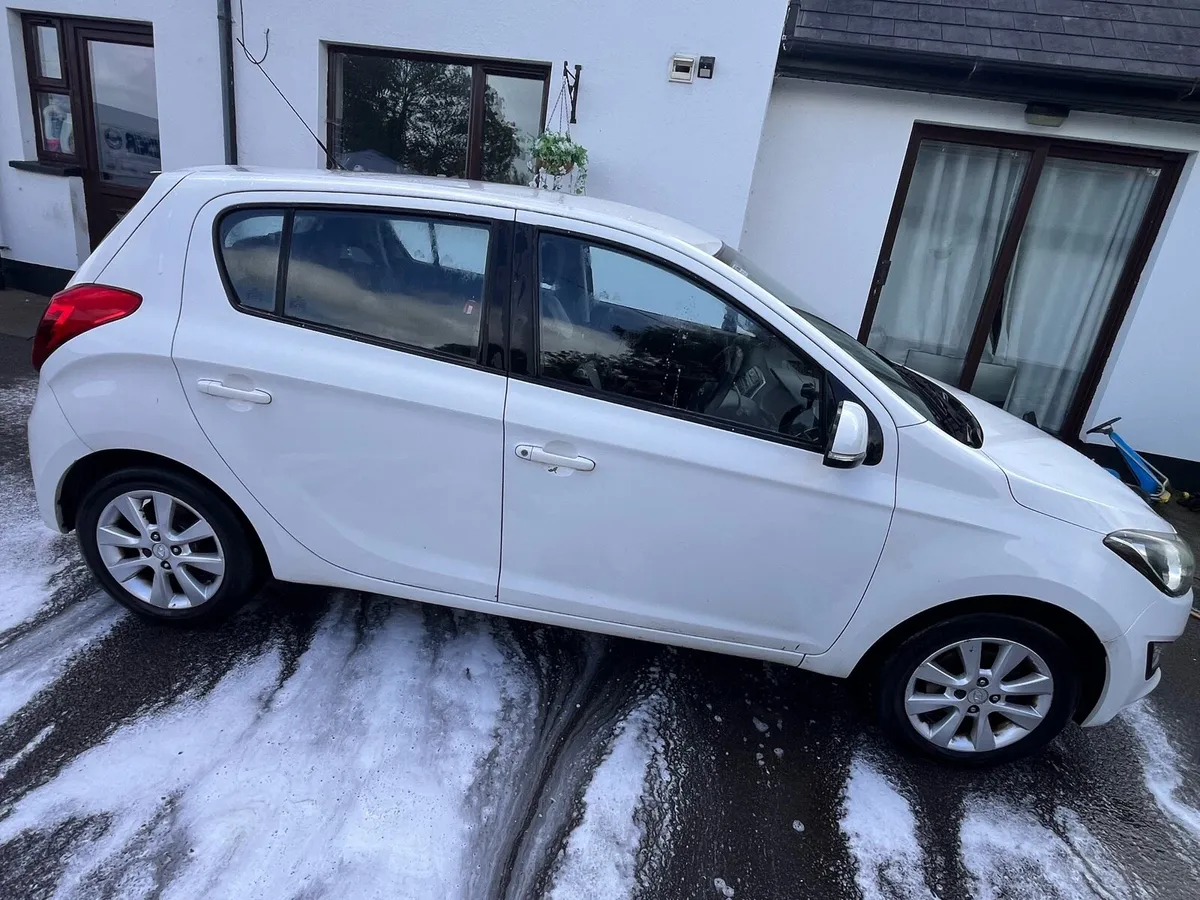 White Hyundai I20 Hatchback 1.2L - Image 3