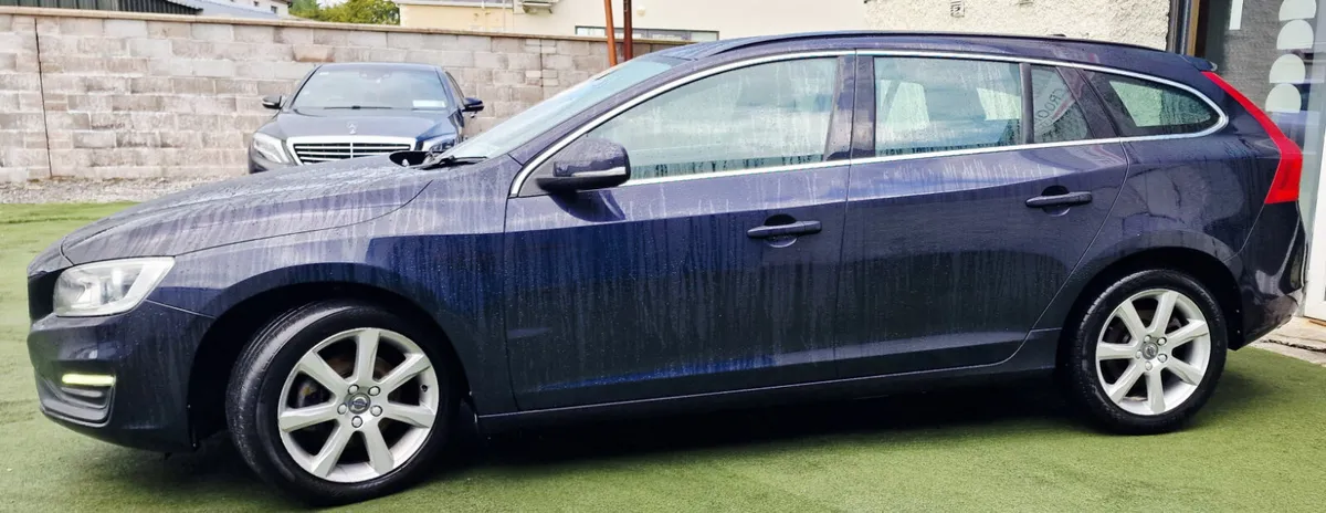 Volvo V60 2.0TD D2 SPEC EDIT LEATHER SAT NAV - Image 2