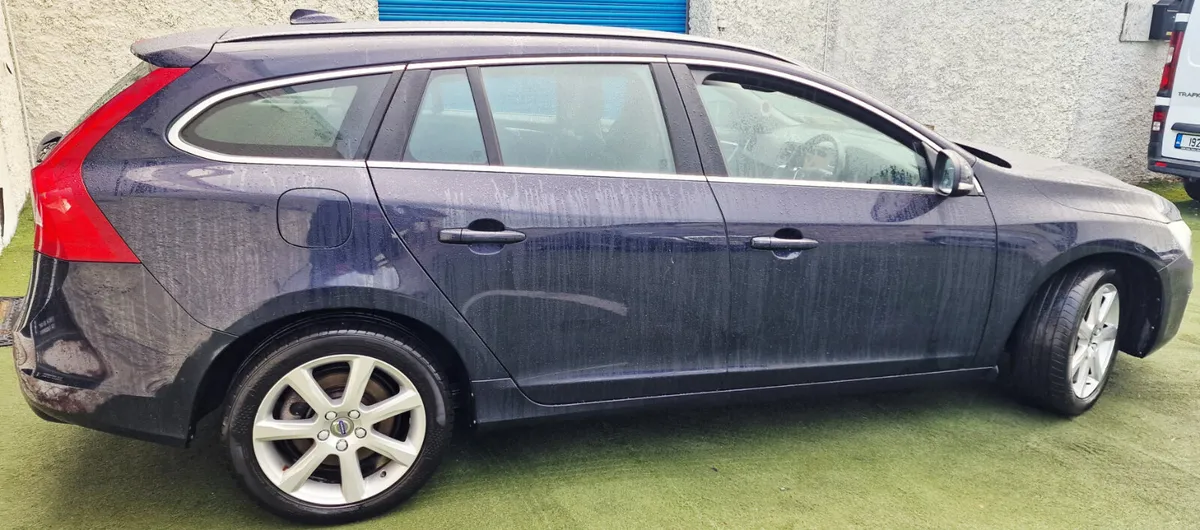 Volvo V60 2.0TD D2 SPEC EDIT LEATHER SAT NAV - Image 4