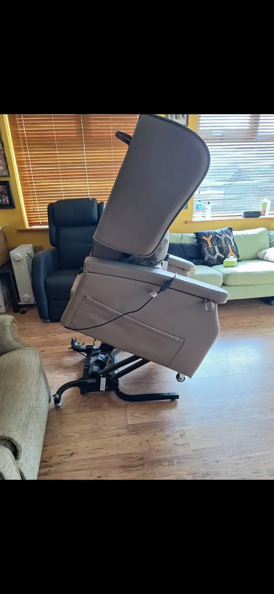Electric riser recliner armchair - Image 2