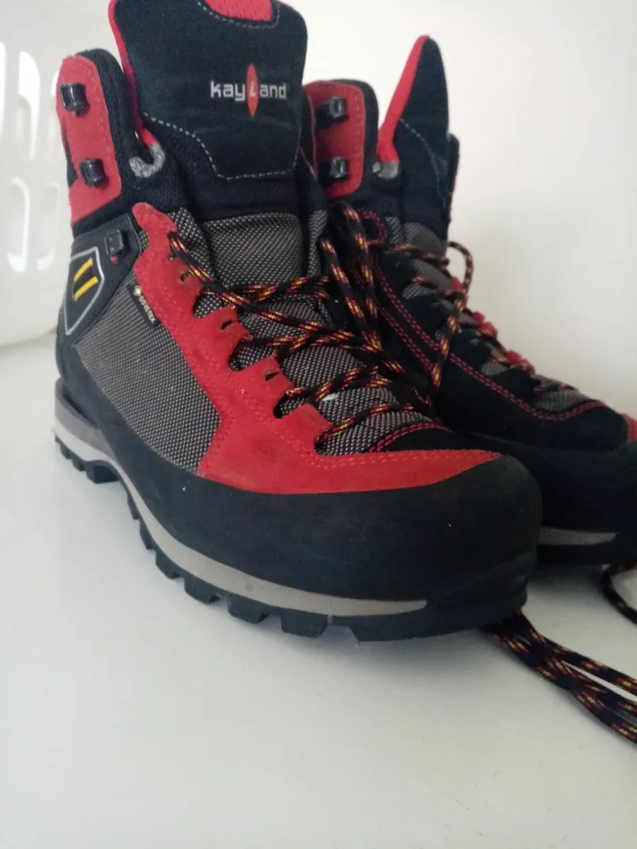 Hill walking boots - Image 1