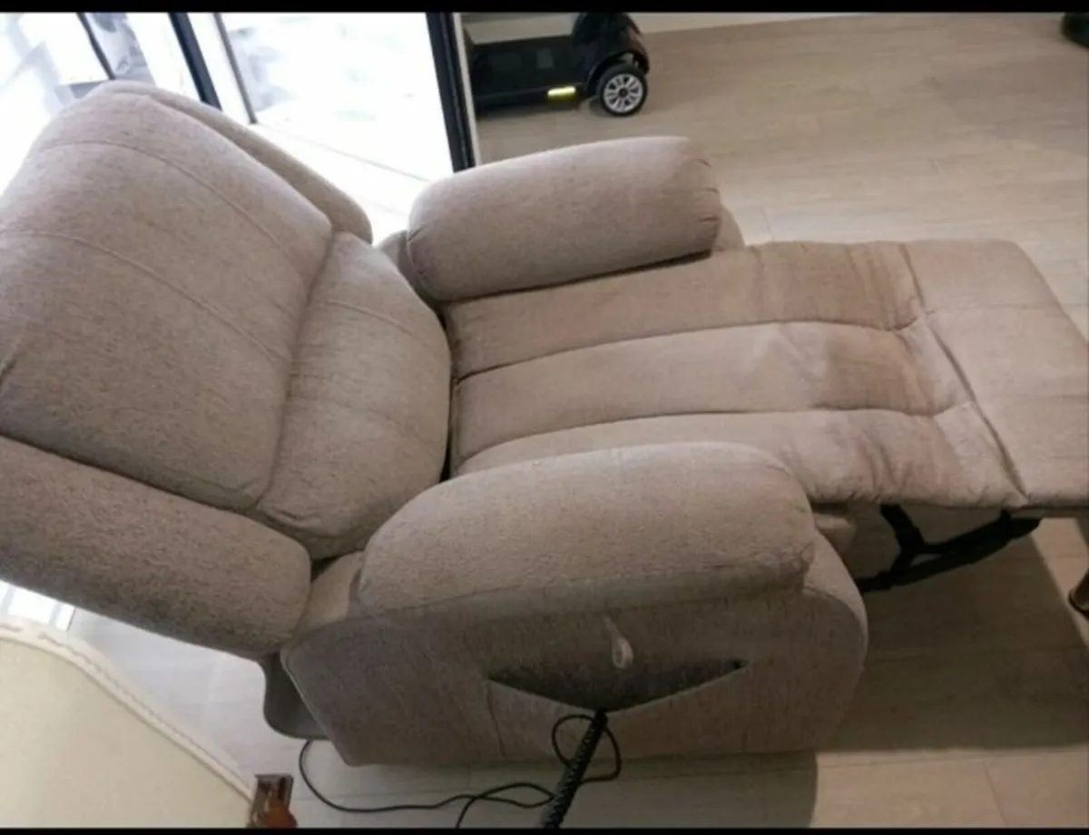 maxi comfort rise and recline chair - Image 2