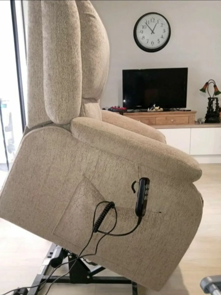 maxi comfort rise and recline chair - Image 3