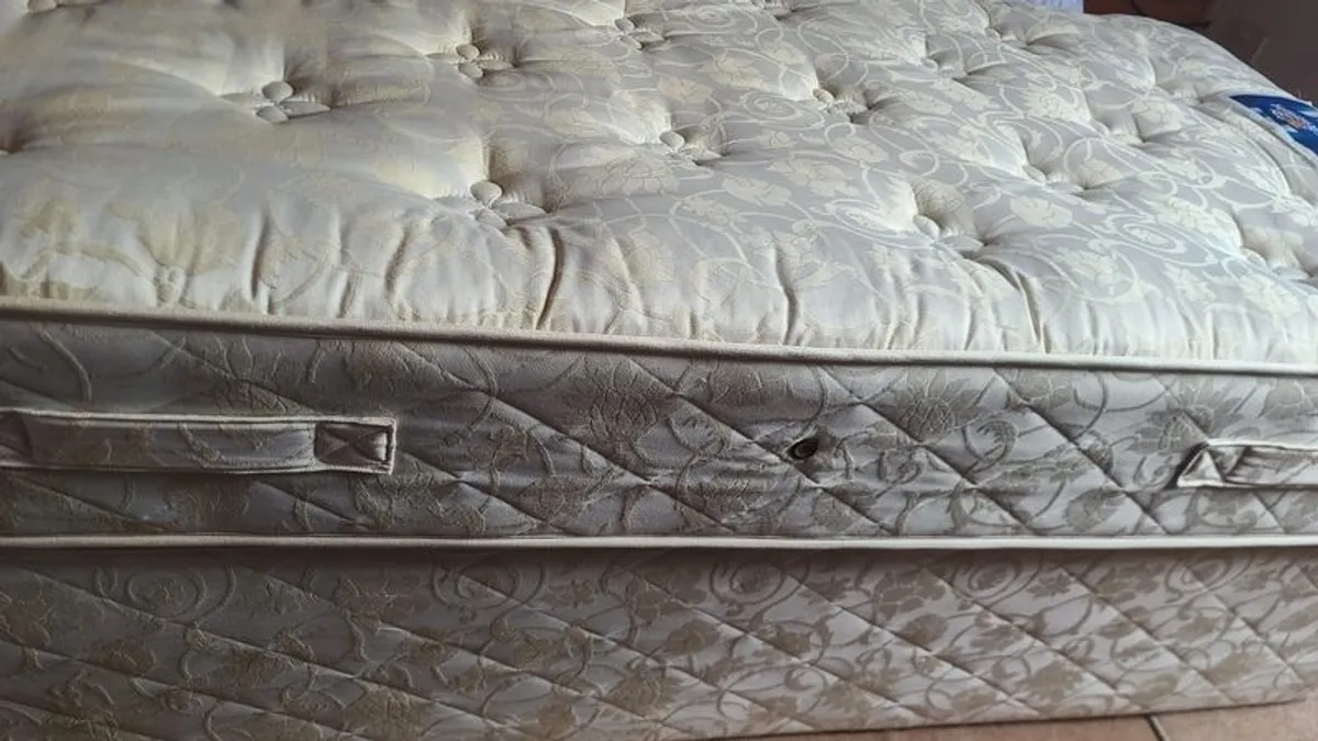 Single silentnight bed and mattress - Image 1