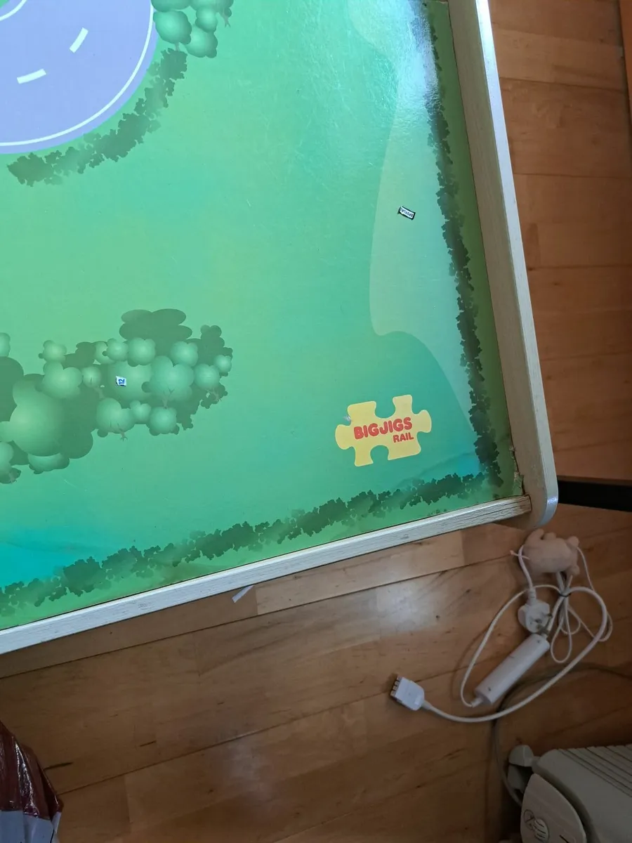 BIG JIGS RAIL PLAY TABLE - Image 3