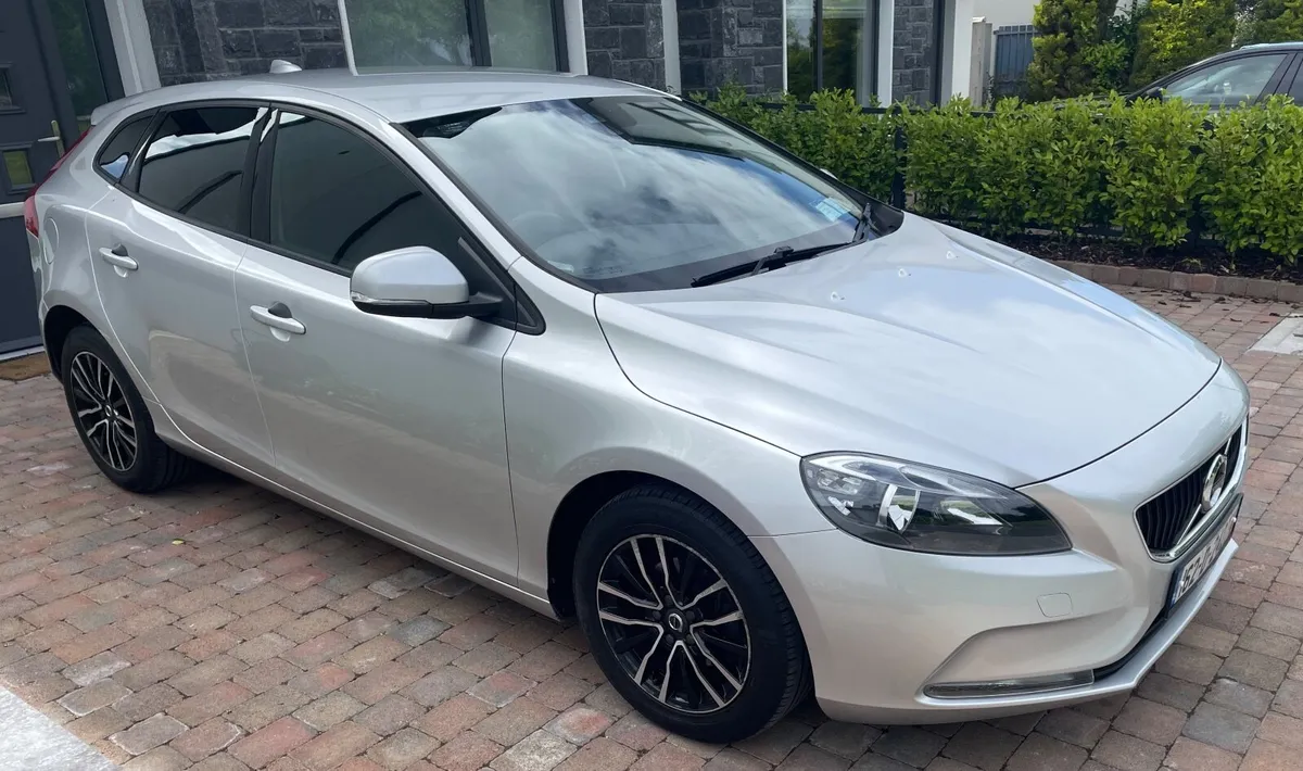 Volvo V40 - Image 2