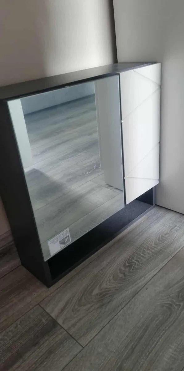 Bathroom mirror unit