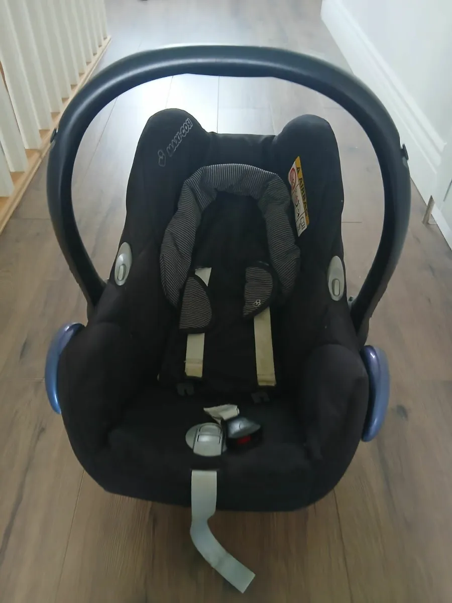 Maxi Cosi Car seat and Isofix Base - Image 1